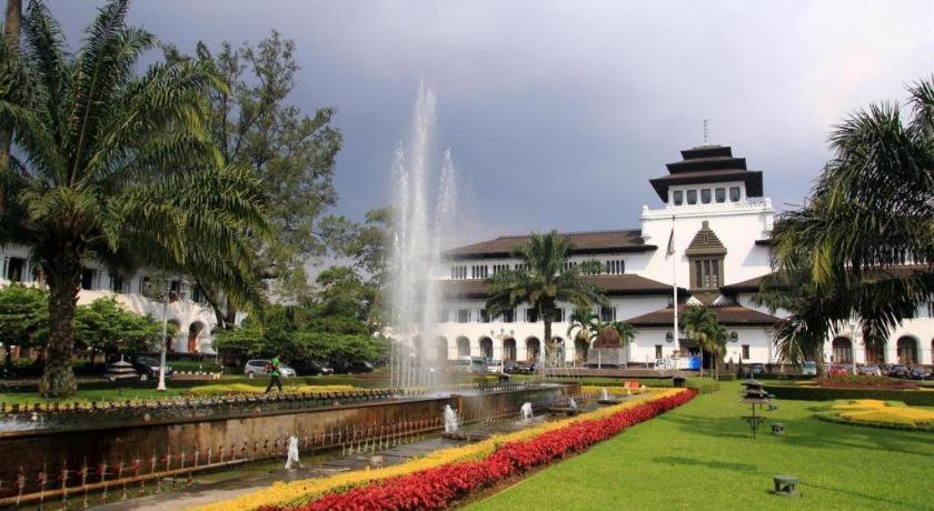 Kollektiv Hotel Bandung Exterior photo